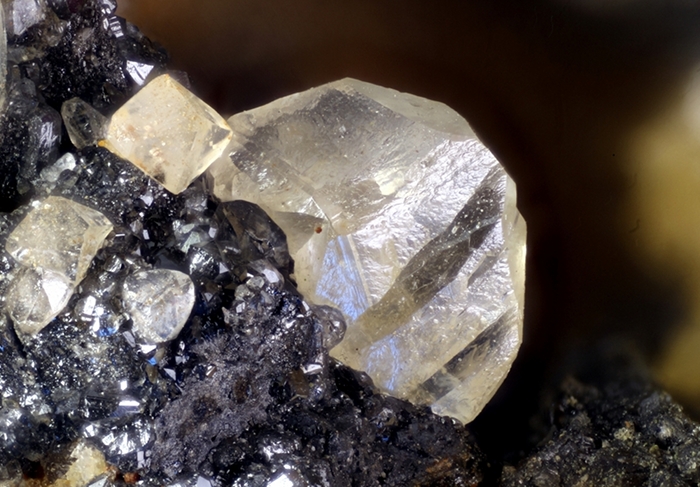 Cerrusit mit Galenit, Bildbreite 3.4 mm, Copyright F. Müller.