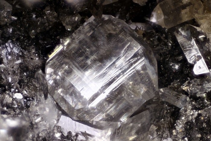 Cerrusit, Bildbreite 3.2 mm, Copyright F. Müller.