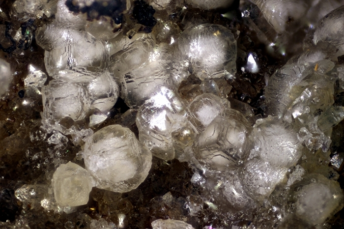 Smithsonit mit zonarem Aufbau, Bildbreite 3.2 mm, Copyright F. Müller.