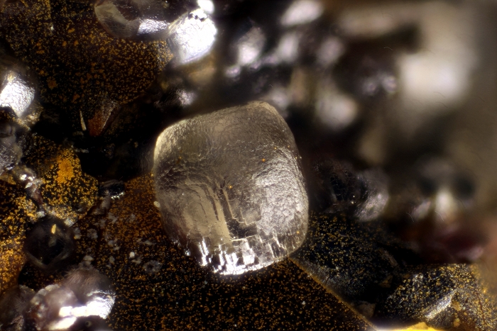 Smithsonit auf Sphalerit, Bildbreite 2.0 mm, Copyright F. Müller.